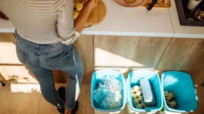 Adieu les odeurs de poubelle : l’astuce facile et radicale qui les élimine en quelques minutes