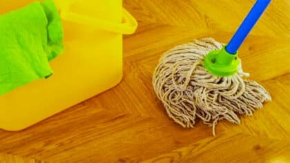 Adieu les produits chimiques: utilisez ce fruit pour nettoyer le sol et laisser une odeur incroyable