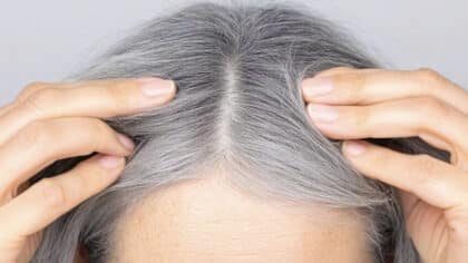 Adieu les teintures : comment cacher les cheveux gris sans produits nocifs