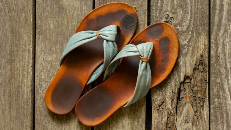 Adieu les traces de pieds sur vos sandales : l’astuce pour les éliminer et les retrouver comme neuves