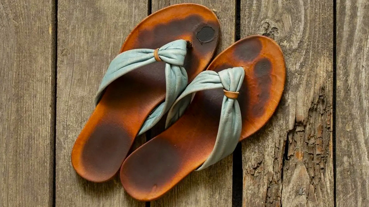 Adieu les traces de pieds sur vos sandales : l’astuce pour les éliminer et les retrouver comme neuves