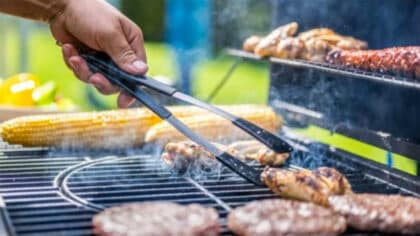 Adieu l’odeur de fumée sur vos vêtements lors d’un barbecue : cette astuce va vous changer la vie