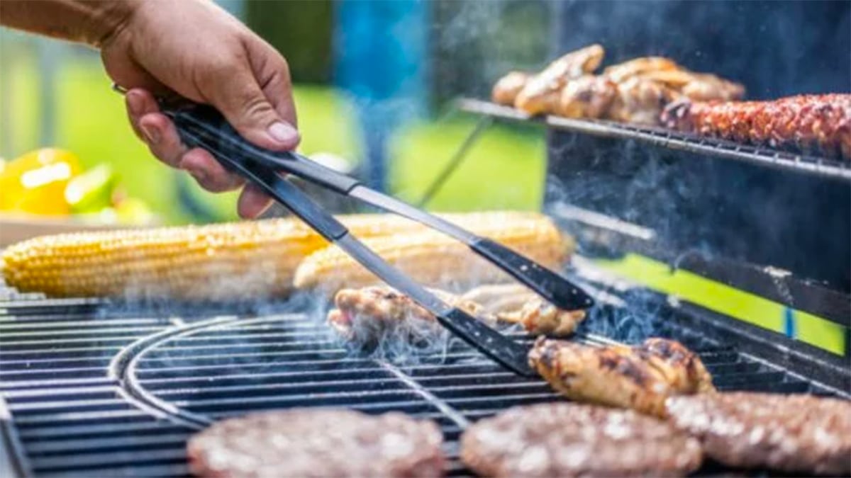 Adieu l’odeur de fumée sur vos vêtements lors d’un barbecue : cette astuce va vous changer la vie
