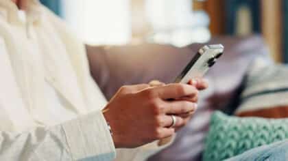 Alerte des experts : si votre téléphone fait cela, votre compte bancaire est en danger