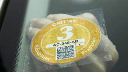 Automobilistes: avec la fin des ZFE, avez-vous le droit de retirer la vignette Crit’Air et de vous faire rembourser ?