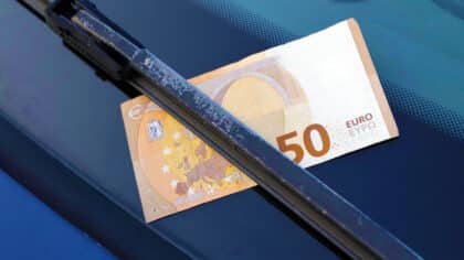 Automobilistes: un billet de 50 € sur votre pare-brise ? Ne le touchez surtout pas, voici pourquoi