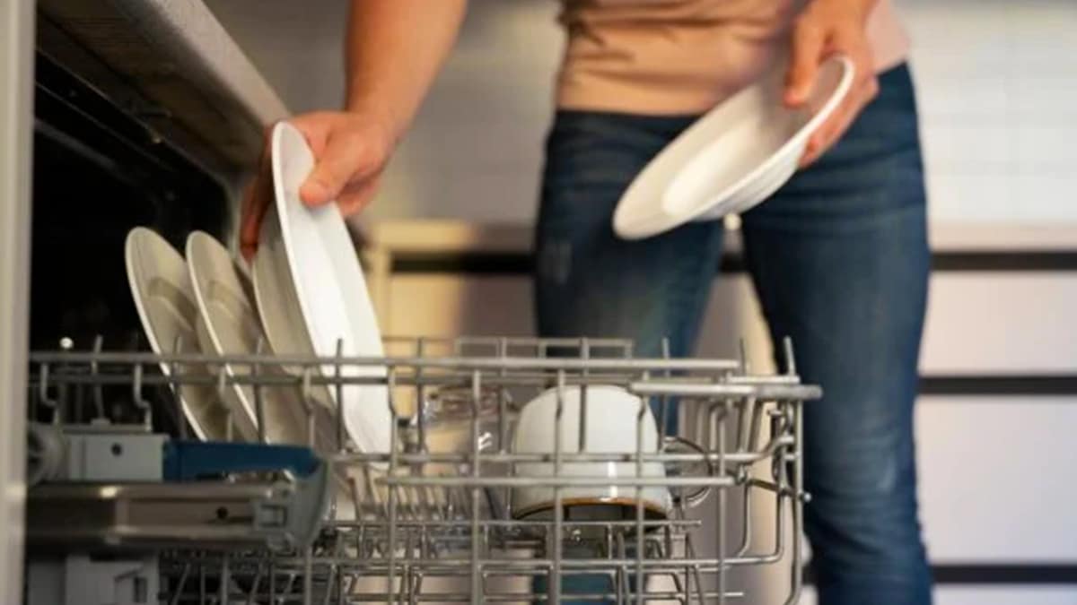 Ce geste que vous faites avant de mettre le lave-vaisselle en route coûte très cher