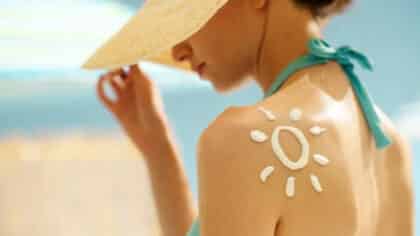 Ce que disent les experts sur l’utilisation de la crème solaire de l’année dernière