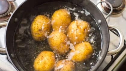 Ce que dit la science sur l’ajout de sel à l’eau pour la faire bouillir plus rapidement