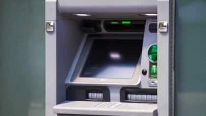 Ce que vous devez faire avant de mettre votre CB dans un distributeur de billets pour éviter les arnaques