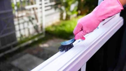 Cet ingrédient nettoie vos rails de fenêtres comme neufs, sans vinaigre ni bicarbonate