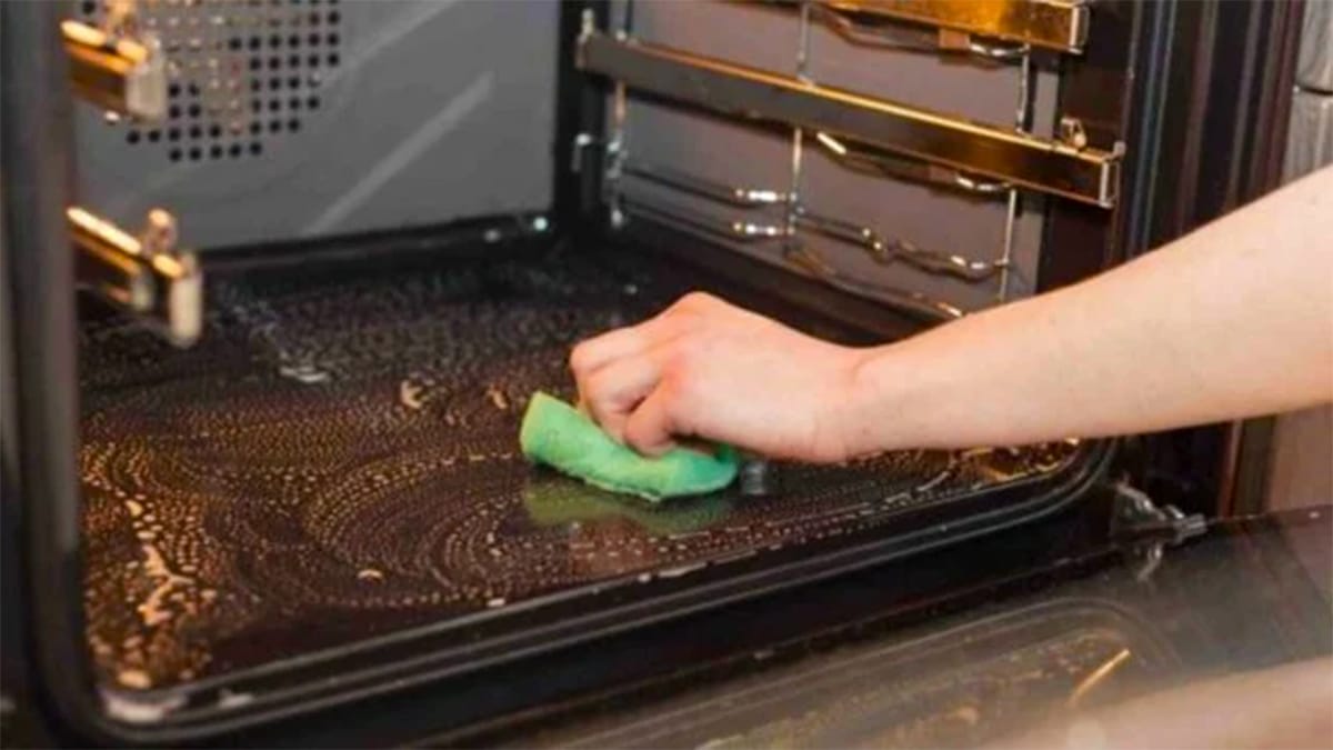 Cet ingrédient que vous avez dans la cuisine élimine la saleté la plus tenace du four sans frotter