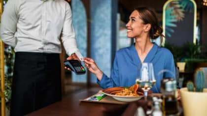 Cette arnaque dans les restaurants fait rage, pourtant les patrons donnent l’ordre aux serveurs