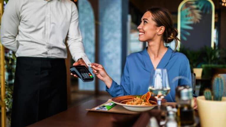 Cette arnaque dans les restaurants fait rage, pourtant les patrons donnent l’ordre aux serveurs