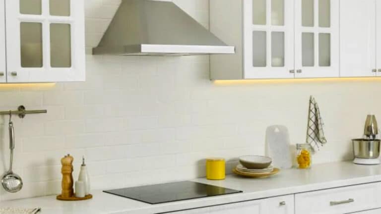 Cette astuce de grand-mère pour laisser la hotte aspirante comme neuve : adieu la graisse