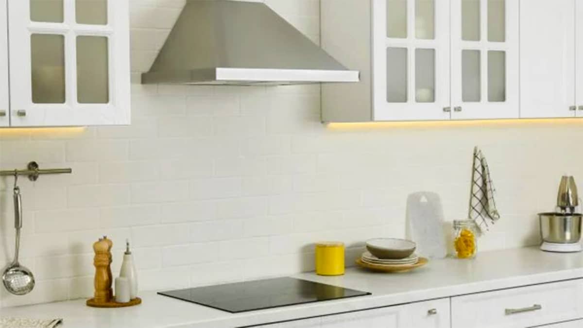 Cette astuce de grand-mère pour laisser la hotte aspirante comme neuve : adieu la graisse