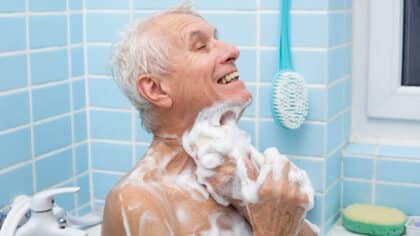 Cette fréquence à laquelle les seniors devraient se doucher: quels sont les dangers selon les experts