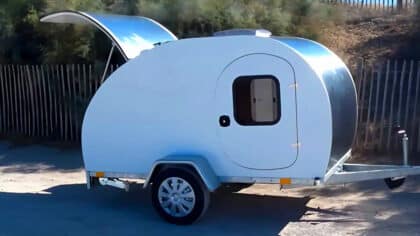 Cette mini caravane Nirvana Van est super mignonne et tendance et parfaitement agencée