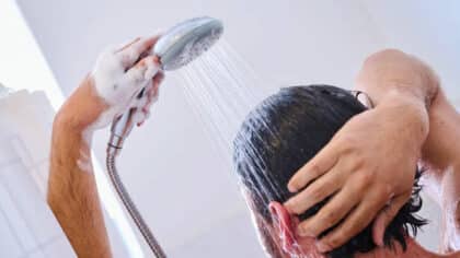Cette partie du corps que vous oubliez sous la douche qu'il faut laver avec un soin particulier, selon un médecin