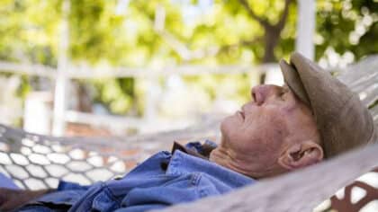 Combien d’heures de sommeil les personnes de 65 ans devraient-elles avoir ? La science répond