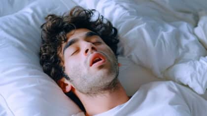 Comment dormir pour éviter les ronflements et la douleur selon un cardiologue