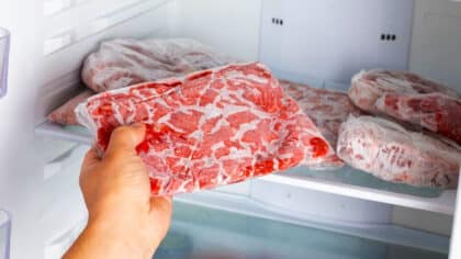Congeler de la viande avant qu’elle ne périme: les erreurs dangereuses de conservation que nous faisons tous