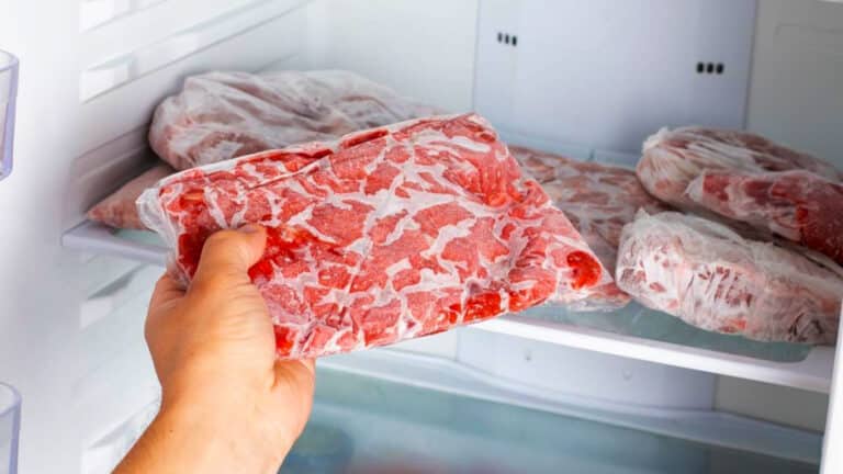 Congeler de la viande avant qu’elle ne périme: les erreurs dangereuses de conservation que nous faisons tous