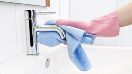 Fini les robinets entartrés : cette astuce méconnue avec du papier sulfurisé les rendra étincelants