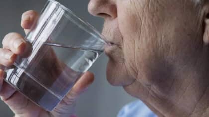 La boisson qui hydrate plus que l’eau et que vous devriez boire en été pour préserver votre santé
