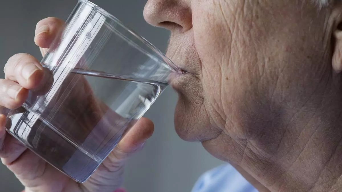 La boisson qui hydrate plus que l’eau et que vous devriez boire en été pour préserver votre santé