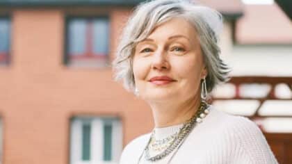 La coupe de cheveux qui flatte tous les types de visage et rajeunit les femmes après 60 ans
