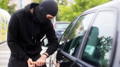 La gendarmerie lance l'alerte: les automobilistes doivent regarder le sol avant de monter en voiture