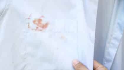 La méthode infaillible pour enlever facilement les taches de maquillage sur les vêtements