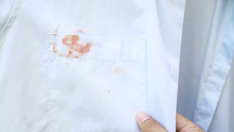 La méthode infaillible pour enlever facilement les taches de maquillage sur les vêtements