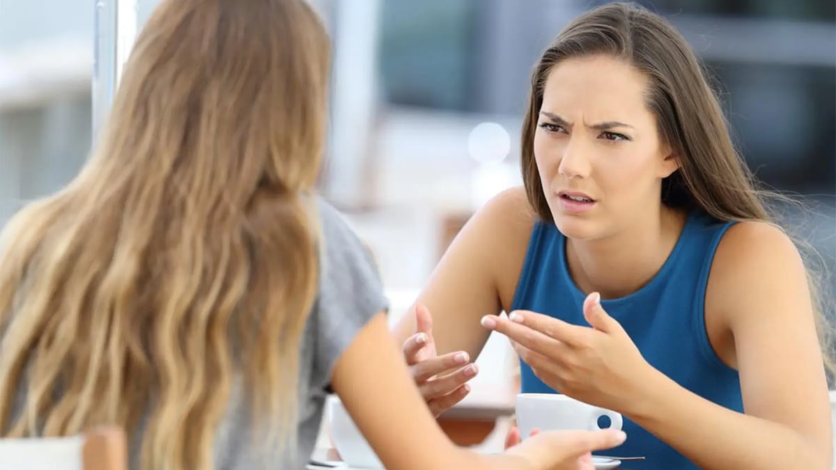 La psychologie explique ce que signifie le fait qu’une personne interrompe toujours les autres