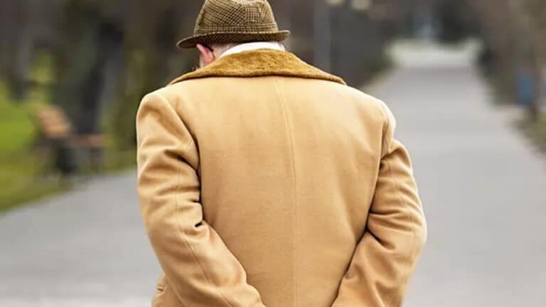 La psychologie explique ce que signifie marcher lentement avec les mains dans le dos