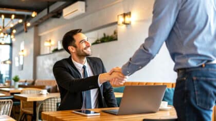 La psychologie explique ce que signifie saluer une personne sans se lever de sa chaise