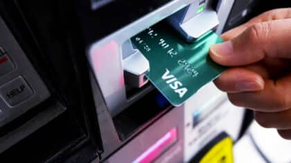 La ruse des escrocs pour retirer tout l’argent d’un distributeur: votre compte bancaire est-il en danger ?