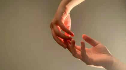 La signification de se toucher les mains lorsque vous parlez selon la psychologie