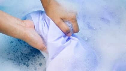 L’astuce de grand-mère pour éliminer les taches de graisse sur les vêtements : c’est infaillible et facile