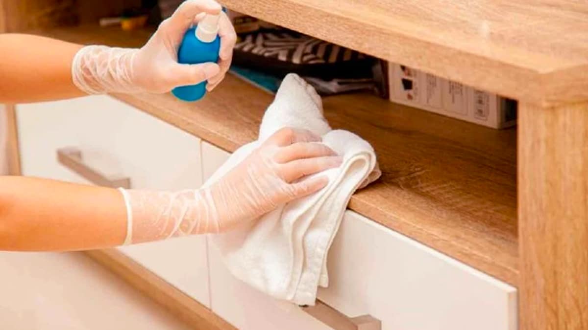 L’astuce de nettoyage pour retrouver vos meubles en contreplaqué brillants sans poussière