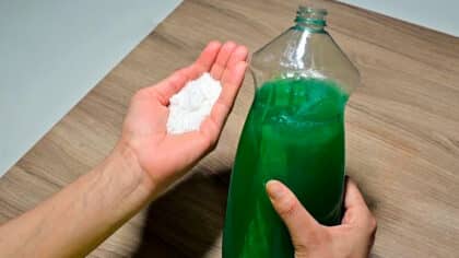 L'astuce du sel dans le liquide vaisselle: ce cocktail magique qui va résoudre un gros souci en cuisine