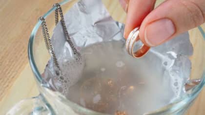 L’astuce efficace et simple pour nettoyer vos bijoux sans les abîmer et les rendre comme neufs