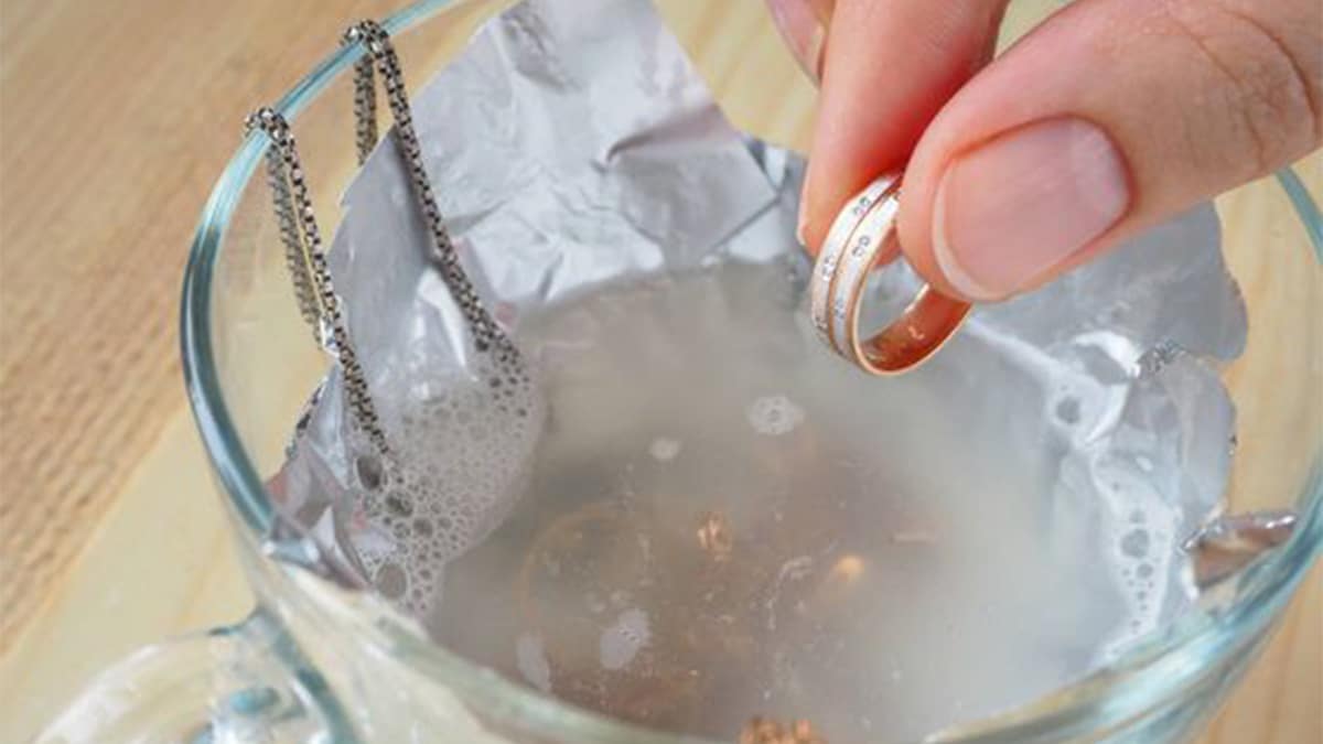 L’astuce efficace et simple pour nettoyer vos bijoux sans les abîmer et les rendre comme neufs