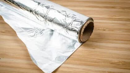 L’astuce magique du papier aluminium qui élimine d’un coup la glace du congélateur