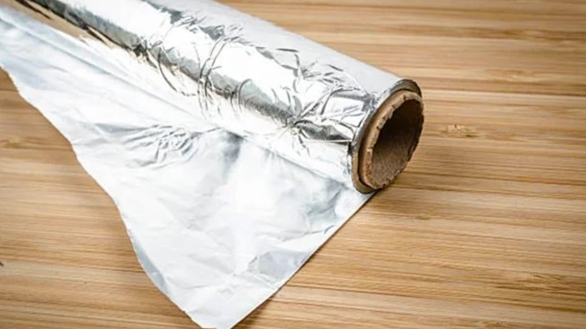 L’astuce magique du papier aluminium qui élimine d’un coup la glace du congélateur