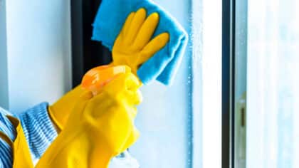 L’astuce miracle pour nettoyer vos vitres 1 fois et les laisser étincelantes toute l’année
