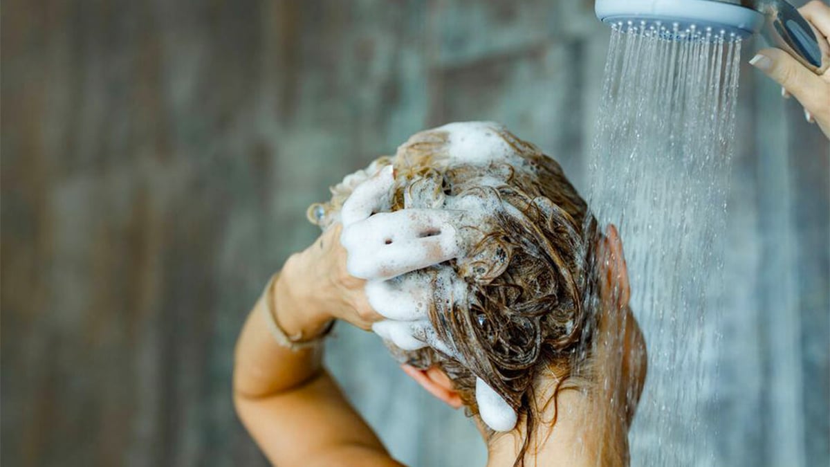 Le nombre de douches que vous devriez prendre par jour en été selon les experts