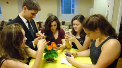 Le phubbing débarque : le geste radical qui met fin aux amitiés de longue date