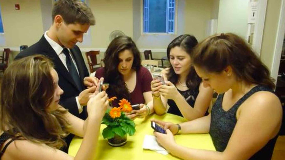 Le phubbing débarque : le geste radical qui met fin aux amitiés de longue date